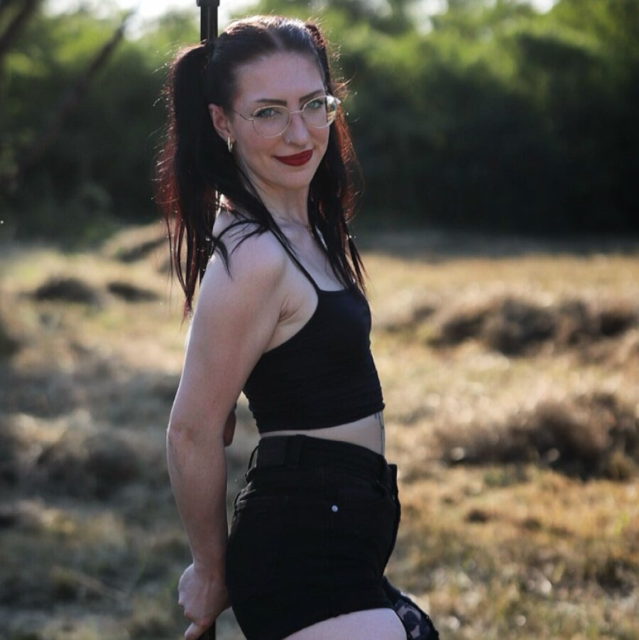 miss_redhead