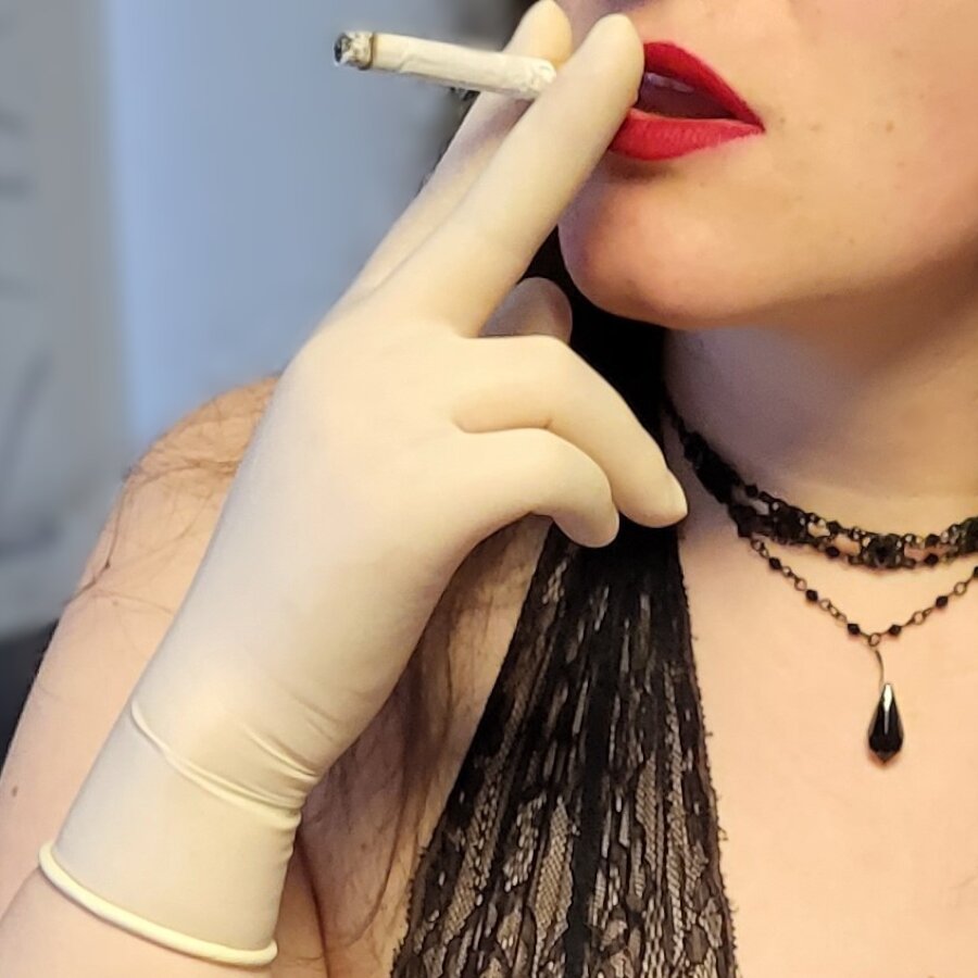 violettinlatexgloves
